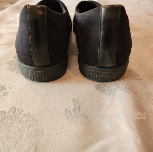 MUNRO black stretch fabric women sneakers. NWOT. - Picture 7 of 10